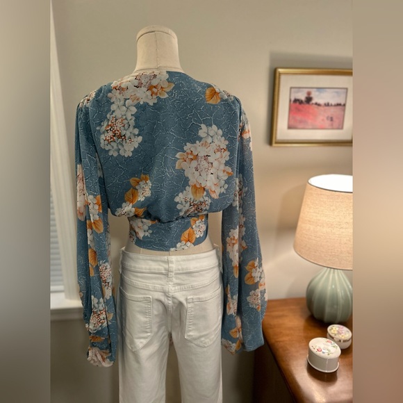 Floral Crop with Front Tie - Picture 3 of 4